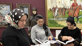 Cотрудники республиканского музея ИЗО начинают знакомиться с популярной иллюстрированной энциклопедией «Ингушетия» (февраль 2024 года). Фото: Музей ИЗО Ингушетии