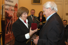 Даниил Гранин вручает Веронике Мацак премию имени академика Д. С. Лихачёва (28 ноября 2007 года). Фото: Фонд имени Д. С. Лихачёва