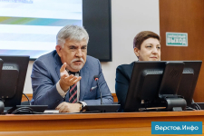 Олег Тулупов выступает на рабочей встрече по подготовке энциклопедии к 100-летию Магнитогорска (9 октября 2025 года). Фото: «Верстов.Инфо»