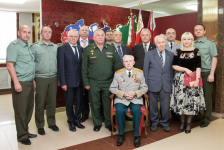 Владимир Некрасов дарит БРЭ библиотечному фонду Центрального музея Росгвардии (июнь 2018 года)