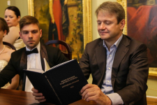 Губернатор Краснодарского края Александр Ткачев знакомится с изданием «Энциклопедия кадрового резерва. Молодёжь Кубани» (25 апреля 2014 года). Фото: «МОЛОД.ИНФО»