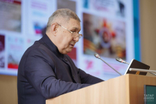 Рифкат Минниханов на выездном заседании комитета Госсовета РТ образованию, культуре, науке и национальным вопросам (18 марта 2025 года). Фото: ИА «Татар-информ»