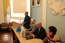 Михаил Нянковский выступает на презентации «Литературного энциклопедического словаря Ярославского края (XII — начало XXI века)» в ЯГПУ (12 марта 2018 года). Фото: ЯГПУ им. К. Д. Ушинского