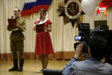 Со сцены ученики прочли стихи, спели военные песни и разыграли театрализованное представление