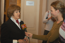 Вероника Мацак даёт интервью «Пятому каналу» на церемонии вручения премии имени академика Д. С. Лихачёва (28 ноября 2007 года). Фото: Фонд имени Д. С. Лихачёва