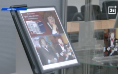 Материалы по выставке «Всё об авторе» (о Веронике Мацак) к 20-летию издания краеведческой энциклопедии Печенги (октябрь 2025 года). Фото: скрин с видео телеканала «ТВ21+»