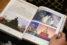 Разворот энциклопедического справочника «Русские православные храмы в Китае» на презентации  (27 мая 2022 года). Фото: ОВЦС