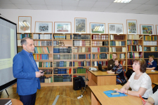 Михаил Нянковский выступает на презентации «Литературного энциклопедического словаря Ярославского края (XII — начало XXI века)» в Лермонтовке (7 марта 2018 года). Фото: ЦБС Ярославля