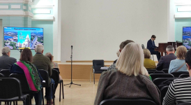 Николай Симонов выступает на презентации второго издания «Балаковской народной энциклопедии» (10 марта 2026 года). Фото: Саратовская ОУНБ