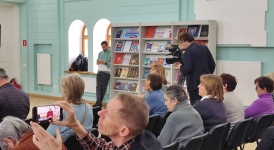 Посетители запечатлевают презентацию второго издания «Балаковской народной энциклопедии» (10 марта 2026 года). Фото: Саратовская ОУНБ