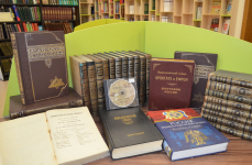 Экспонаты книжной выставки «Издатели Брокгауз и Ефрон: к 130-летию основания издательства» в НБ РХ