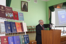Александр Акиньшин выступает на презентации второго издания «Воронежской энциклопедии» (23 апреля 2025 года). Фото: ВОУНБ им. И. С. Никитина