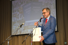 Дмитрий Ильин на презентации второго выпуска областной энциклопедии о заслуженных учителях и работниках системы образования (16 декабря 2022 года). Фото: Волгоградская областная организация Общероссийского Профсоюза образования