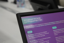 Справка о партнёрстве с АНО «Интернет-энциклопедия „Рувики“» на «Айдамировских чтениях — 2026» (15 апреля 2026 года). Фото: ЧГПУ