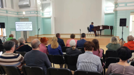 Выступление композитора и пианиста Николая Симонова на торжественной церемонии награждения лауреатов ежегодного саратовского областного конкурса «Лучшие книги 2024 года» (19 сентября 2025 года). Фото: VK-страница Саратовской ОУНБ