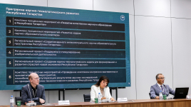 Айнур Тимерханов (справа) выступает на круглом столе «Региональная энциклопедистика в цифровую эпоху» (18 сентября 2025 года). Фото: АН РТ