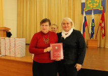 Вера Владимировна Несолёнова (держит книгу), Светлана Анатольевна Виноградова (справа)