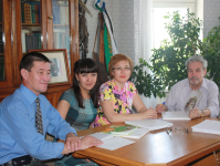 Сотрудники «Башкирской энциклопедии» в кабинете Мустая Карима. Фото: ГАУ РБ НИК «Башкирская энциклопедия»
