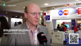 Владимир Медейко рассказывает о википедии «Рувики» в кулуарах Российского интернет-форума (24 мая 2023 года). Фото: кадр из видео телеканала «360°»