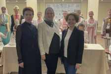 Слева направо (на переднем плане): Гюльнара Фазлиахметова, Зиля Низамутдинова и Лилия Давлет на конференции «Цифровизация языков народов России: масштабирование опыта и перспективы» (16 апреля 2026 года). Фото: ИТЭР АН РТ