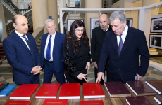 Иса Габиббейли рассказывает представителям НАНА и других структур о книжной продукции НЦ «Азербайджанская национальная энциклопедия» (январь 2026 года). Фото: НАНА