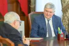 Александр Акиньшин (слева) на встрече с губернатором Воронежской области Александром Гусевым (19 марта 2025 года). Фото: пресс-служба правительства Воронежской области