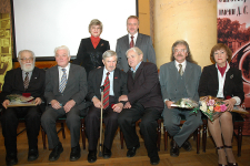 В первом ряду (слева направо): Вячеслав Орфинский, Борис Егоров, Вадим Знаменов, Даниил Гранин, Иван Игошин и Вероника Мацак на церемонии награждения премией имени академика Д. С. Лихачёва (28 ноября 2007 года). Фото: Фонд имени Д. С. Лихачёва