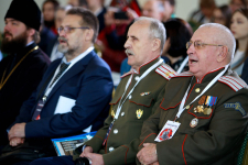 Первый и второй справа: Геннадий Зайцев и Валерий Степанченко поют на концерте ансамблей казачьей культуры I Всероссийского конкурса «Лучшее краеведческое издание по истории и культуре российского казачества» (6 октября 2023 года). Фото: РГБ