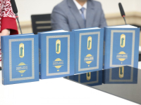 Четыре тома «Энциклопедии Алишера Навои» на презентации (18 марта 2025 года). Фото: ТГУВ