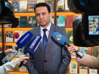 Максуд Асадов даёт интервью СМИ после презентации «Энциклопедии Алишера Навои» (12 февраля 2025 года). Фото: АН РУз