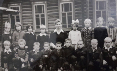 Вера Сорокина с учащимися в бытность педагога