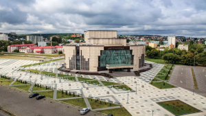 Пензенская областная филармония на фоне города