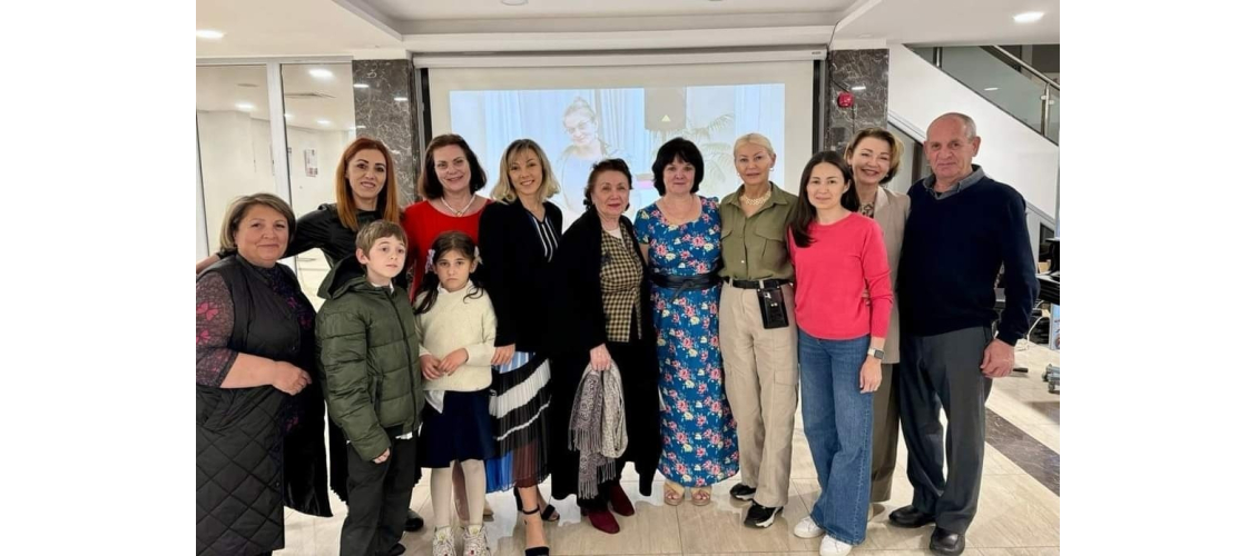 Марина Кравченко с посетителями презентации энциклопедии «Актёры отечественного кино» (22 марта 2024 года)