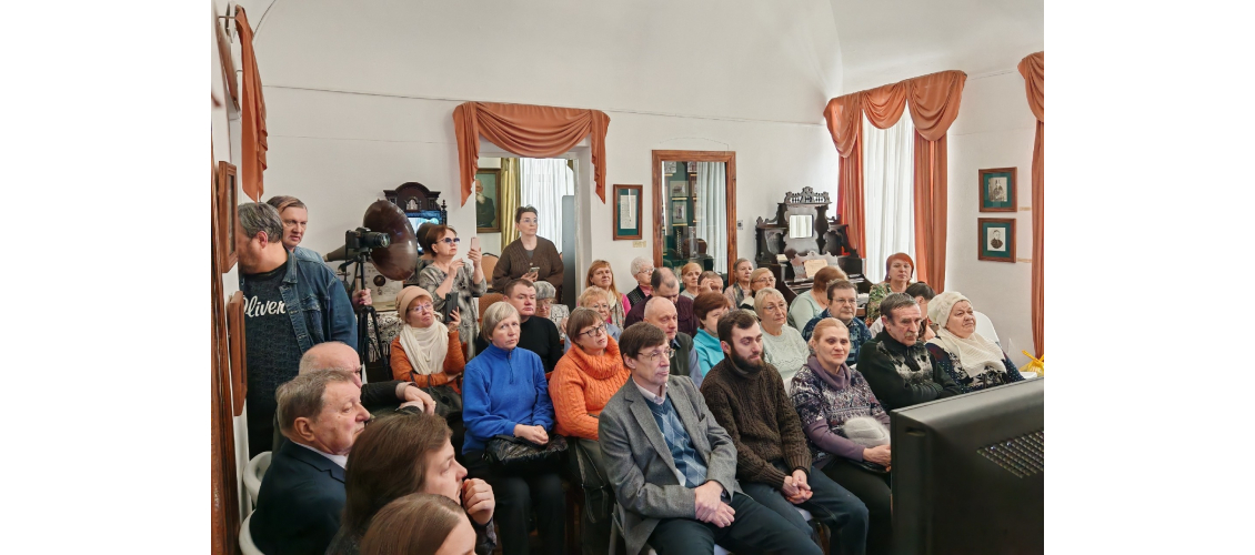 Участники и зрители концерта памяти Высоцкому в Мемориальном музее Н. И. Белобородова в Туле (15 февраля 2025 года)