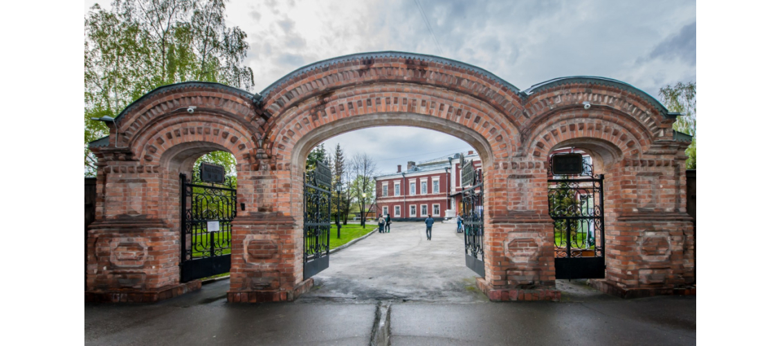 Арочные ворота при входе в Государственный музей истории литературы, искусства и культуры Алтая (ГМИЛИКА; г. Барнаул, ул. Льва Толстого, д. 2)