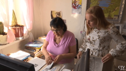 Галия Ахметовна Фатыхова за письменным столом