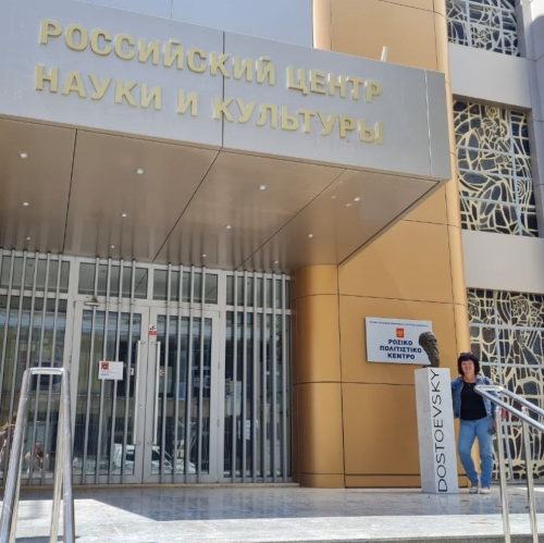 Марина Кравченко у входа в Российский центр науки и культуры (РЦНК), город Никосия, Республика Кипр (22 марта 2024 года)