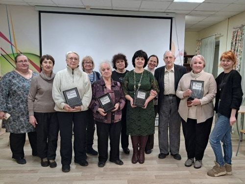 Марина Кравченко и Николай Аверюшкин с посетителями презентации энциклопедии «Актёры отечественного кино» в мытищинской библиотеке № 4 (10 февраля 2025 года)