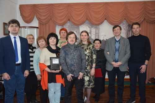 Марина Кравченко с участниками концерта памяти Высоцкому в Мемориальном музее Н. И. Белобородова в Туле (15 февраля 2025 года)