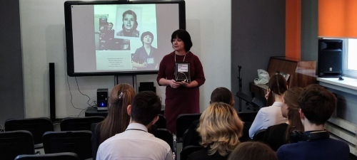 Марина Кравченко выступает на презентации энциклопедии «Актёры отечественного кино» в московской библиотеке № 16 имени А. Н. Островского (6 марта 2025 года)