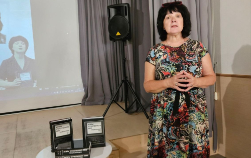 Марина Кравченко выступает на презентации энциклопедии «Актёры отечественного кино» в библиотеке № 1 подмосковного Одинцова (9 июля 2025 года)