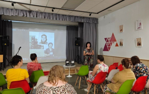 Марина Кравченко рассказывает историю создания энциклопедии «Актёры отечественного кино» на презентации в библиотеке № 1 подмосковного Одинцова (9 июля 2025 года)