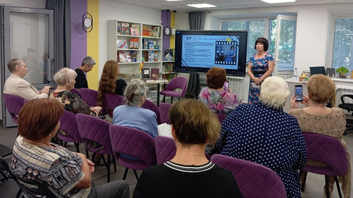 Марина Кравченко выступает на презентации энциклопедии «Актёры отечественного кино» в библиотеке «Центр семейного чтения» Нижнего Новгорода (20 августа 2025 года)