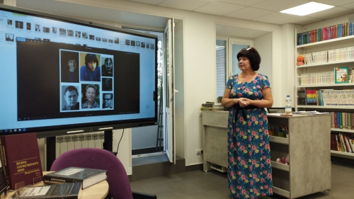 Марина Кравченко рассказывает о связанных с регионом актёрах на презентации энциклопедии «Актёры отечественного кино» в библиотеке «Центр семейного чтения» Нижнего Новгорода (20 августа 2025 года)