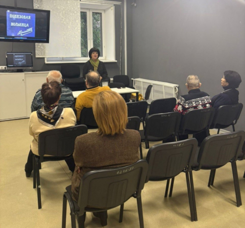 Марина Кравченко рассказывает о картинах на презентации энциклопедии «Актёры отечественного кино» в московской библиотеке № 13 имени Н. Г. Чернышевского (21 октября 2025 года)