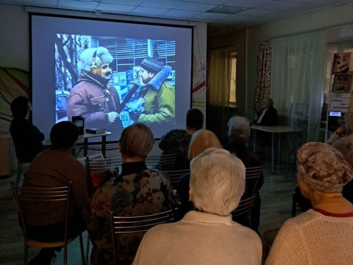 Николай Аверюшкин демонстрирует видео из киножурнала «Фитиль» на презентации энциклопедии «Актёры отечественного кино» в мытищинской библиотеке № 4 (10 февраля 2025 года)