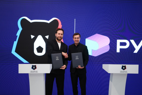 Александр Алаев (справа) и Илья Петрунин на подписании соглашения о сотрудничестве Ассоциации футбольных клубов «Российская премьер-лига» и АНО «Интернет-энциклопедия „Рувики“» (6 ноября 2025 года)