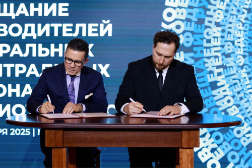 Вадим Дуда (слева) и Илья Петрунин подписывают соглашение о сотрудничестве РГБ и АНО «Интернет-энциклопедия „Рувики“» (18 ноября 2025 года)