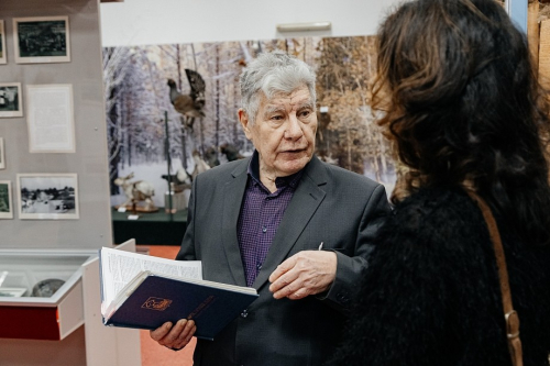 Билял Канеев c первой городской энциклопедией (2007) в Историко-краеведческом музее (прежнее название&nbsp;— Музей истории города Набережные Челны)