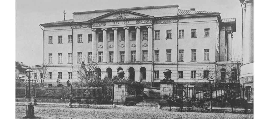 Вид на здание Императорского Московского университета на Моховой улице. Москва. 1884 г.